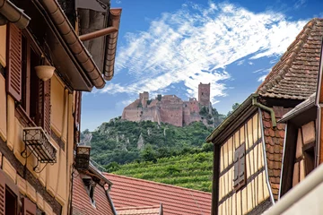 Photo sur Plexiglas Rudnes Ribeauvillé. Château Giersberg vu du centre-ville , Haut Rhin, Alsace. grand Est