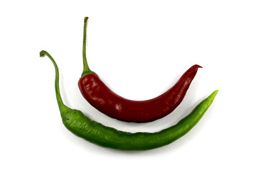 Roter und grüner Chili isoliert Schoten nahaufnahme close up weißer Hintergrund