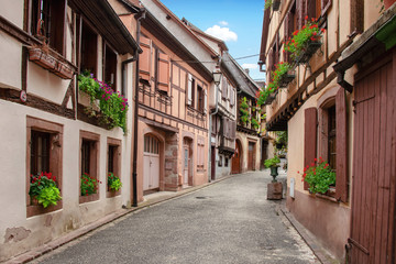 Fototapeta na wymiar Ribeauvillé. Maisons à colombages dans les rues du centre-ville, Alsace, Haut Rhin. Grand Est