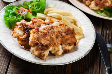 Chicken medallions with red peppers served with chips