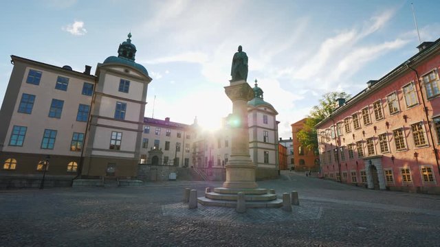 Jarl Birger Square, with a monument to the founder of Stockholm and the Palace of Wrangel. The sun shines beautifully from behind buildings