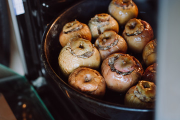 baked apple baking in oven at kitchen