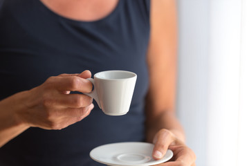 Frau mit einer Tasse Espresso in der Hand