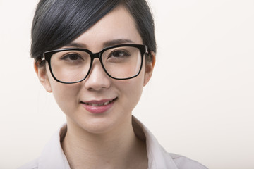 Obraz premium メガネをかけて微笑む若い女性