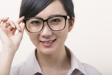 メガネをかけて微笑む若い女性