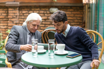 Two colleagues have a meeting in the cafe