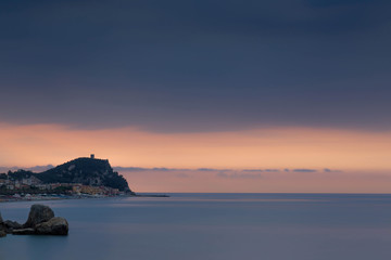 Alba su Punta Crena, Liguria, Italia (lunga esposizione)