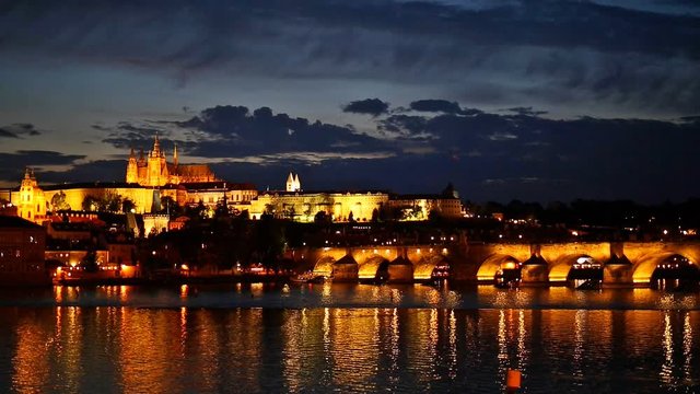 Karlsbr&uuml;cke in Tschechien bei Nacht. Zeitraffer. Die Br&uuml;cke verbindet &uuml;ber die Moldau in Prag, die Altstadt