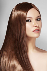 Naklejka premium Beautiful yong Woman with Long Straight Brown Hair. Sexy Fashion Model with Smooth Gloss Hairstyle. Keratine Treatment