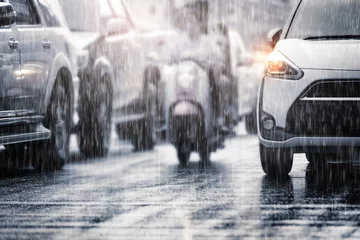 Photo sur Plexiglas Automne De fortes pluies tombent dans la ville avec des voitures floues. Mise au point sélective et couleur tonique.