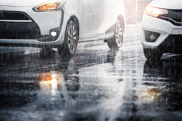 De fortes pluies tombent dans la ville avec des voitures floues. Mise au point sélective et couleur tonique.