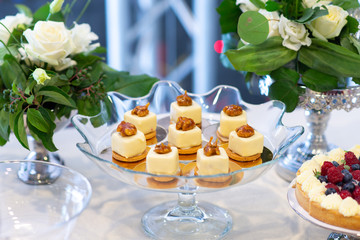 Obraz na płótnie Canvas cupcakes on banquet table. Wedding table setting