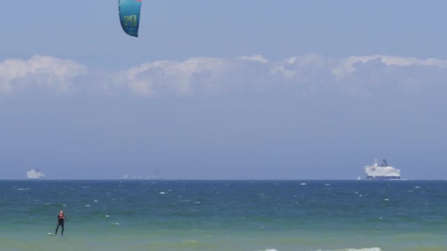 surfeur volant au dessus de l'eau