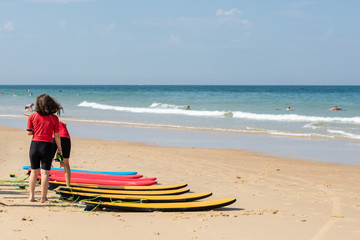 CAP FERRET (Bassin d'Arcachon, France), jeunes surfeurs sur la plage