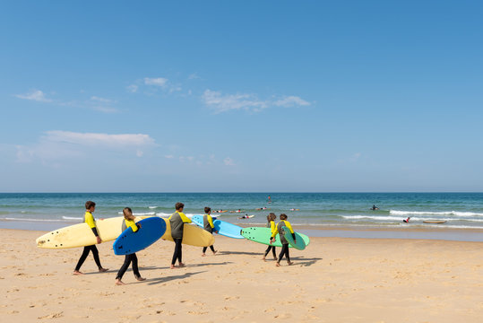CAP FERRET (Bassin d'Arcachon, France), jeunes surfeurs sur la plage