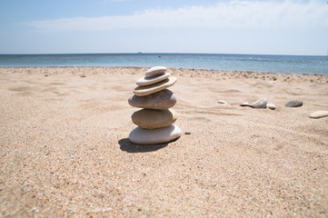 Fototapeta na wymiar Kumsalda üst üste dizilmiş taşlar.