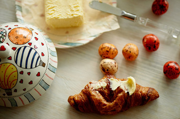 Breakfast is a dreamer and a creative person. Oiler with balloons, and candy in the form of quail eggs