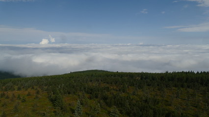 Inwersja. Niski pułap chmur widoczny ze szczytu Smrka w Czechach. Europa.