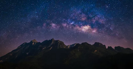 Poster Nachtzicht op de natuurberg met universumruimte van de Melkweg en sterren aan de hemel © ChomchoeiFoto