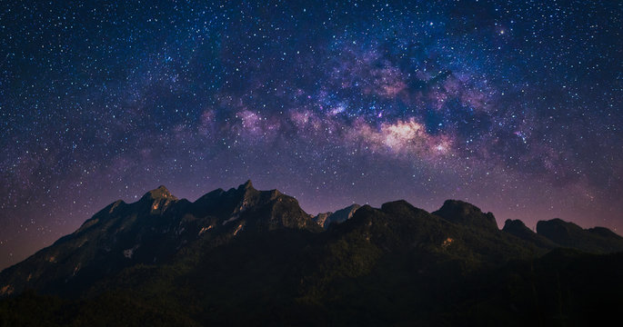 Fototapeta Nocny widok natury góry z wszechświatem przestrzeni galaktyki Drogi Mlecznej i gwiazd na niebie