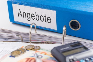 Aktenordnermit Angebot, Geldscheinen, Münzen und Taschenrechner