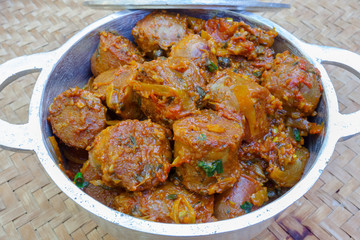 rougail de saucisses, spécialité culinaire emblématique de l'île de la Réunion 