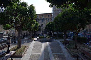 Parques con árboles de un pueblo.