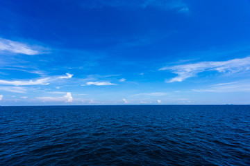 Obraz premium Blue Seawater with sea foam as background