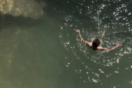 Nageuse dans une piscine naturelle en Grèce