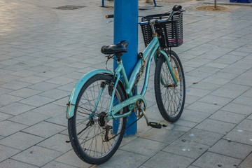 Obraz premium Old bike with a basket, Tel Aviv, Israel