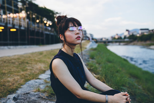 川辺と女性