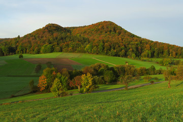Fototapeta na wymiar Herbstlandschaft auf der Schwaebischen Alb