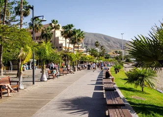 Gordijnen Los Cristianos promenade. Tenerife, Spain © Alex Tihonov