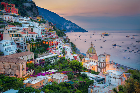 Fototapeta Positano. Powietrzny wizerunek sławny miasto Positano lokalizować na Amalfi wybrzeżu, Włochy podczas wschodu słońca.