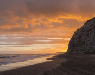 Atardecer de fuego en el mar de acantilados