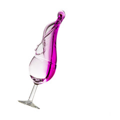 Verre de vin avec éclaboussure, splash de liquide