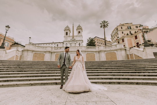 Fototapeta Young wedding couple on Spanish stairs in Rome