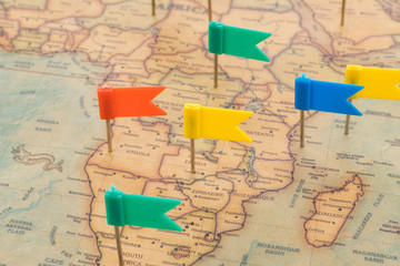 Naklejka premium closeup destination and pin on the map