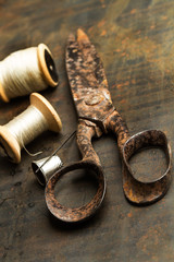 Tijera dedal aguja e hilos de costura