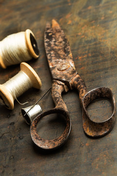 Tijera dedal aguja e hilos de costura