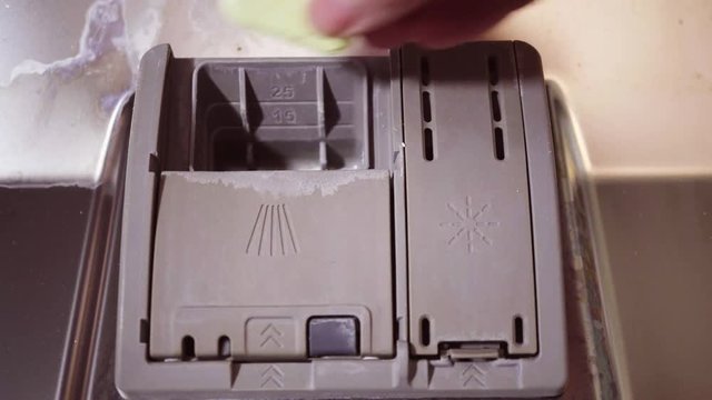 Reinigungstablette in den Geschirrsp&uuml;ler packen