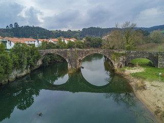 Fototapeta na wymiar Vista aérea del viejo puente