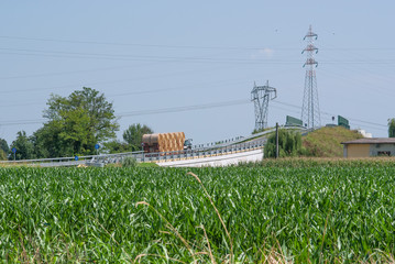 trattore trasporta fieno