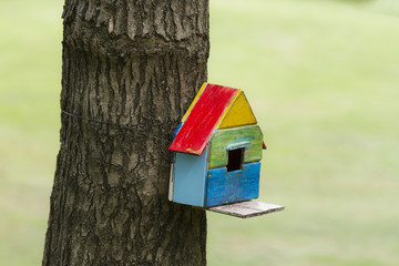 Obraz na płótnie Canvas Bird house nesting-box hang on tree trunk