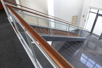Garde corps en bois avec escalier sur hall d'entrée