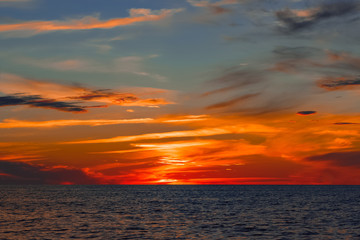 Obraz premium Romantic sunset over the sea