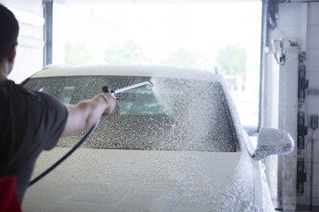 Manual car wash with pressurized water in car wash outside