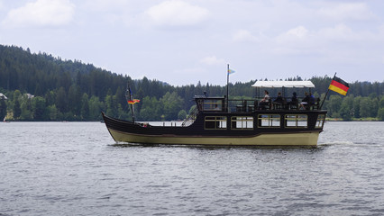 Touristes en bateau sur le lac Titisee