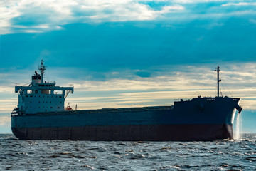 Obraz premium Blue cargo ship underway