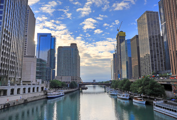 Fototapeta na wymiar Chicago, Illinois architecture and skyline along the Chicago river.